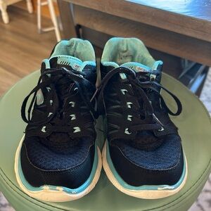Sketchers, tennis shoes, black and teal size 9